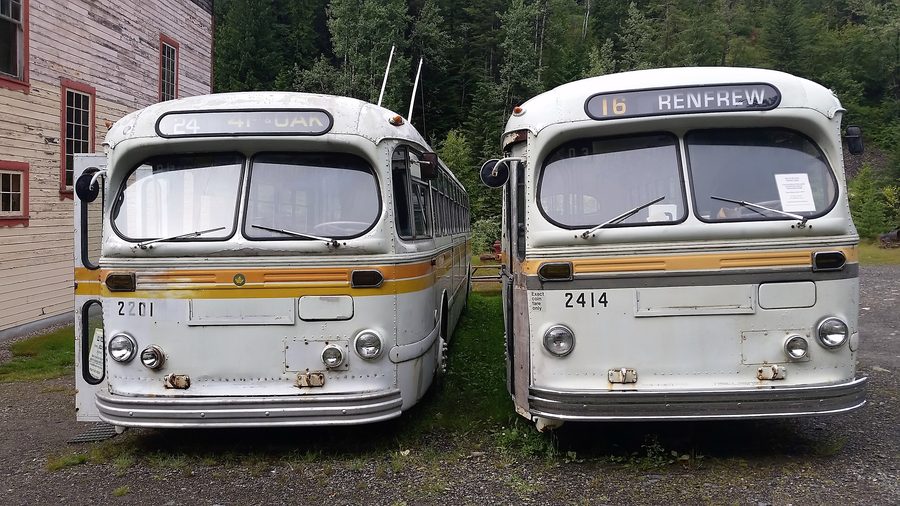 Alte Trolleybusse in der historischen Bergbausiedlung Sandon in British Columbia