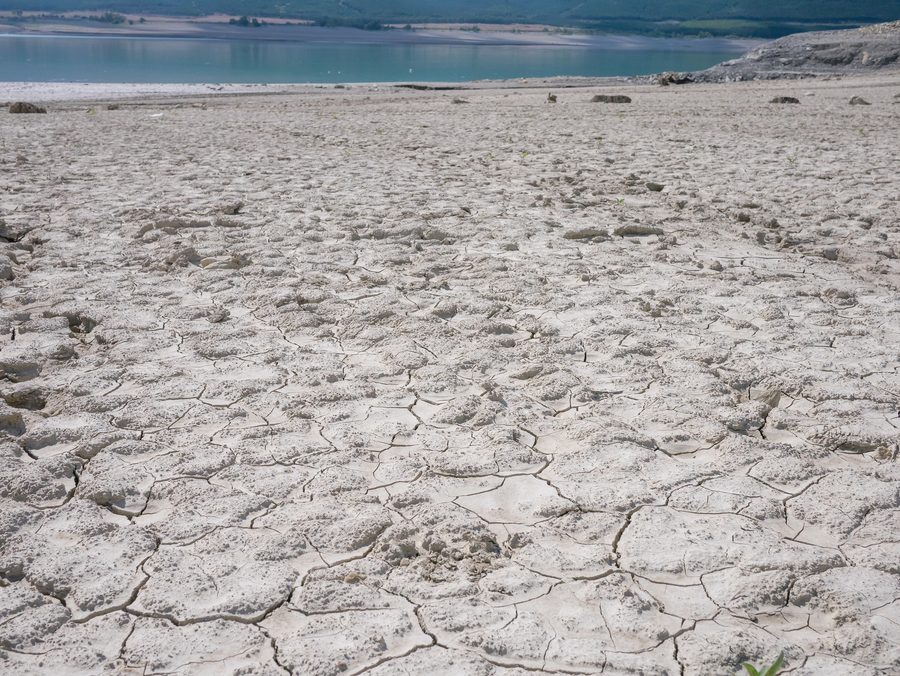 Niedriger Wasserstand am Yesa-Stausee in Aragón, Spanien