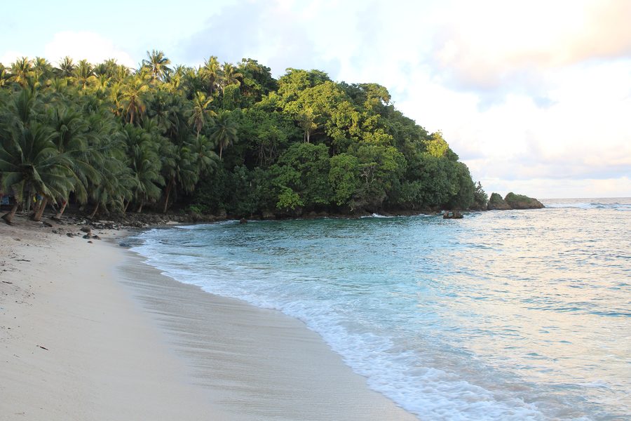 Magpupungko Beach bei Flut auf Siargao, Philippinen