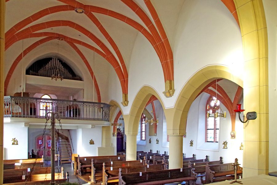 Blick ins nordwestliche Kirchenschiff der Pfarrkirche St. Philippus und Jakobus in Lommersdorf