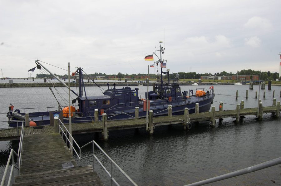 Hafen der ehemaligen Marinebasis Olpenitz mit Schiff