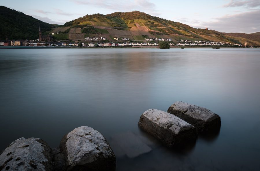 Blick auf Lorchhausen und Lorch vom linken Rheinufer zwischen Rheindiebach und Bacharach