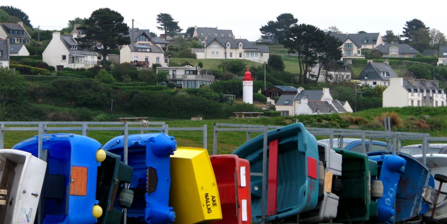 File:Landéda.- port de l'Aber-Wrach le Phare Saint-Antoine.jpg
