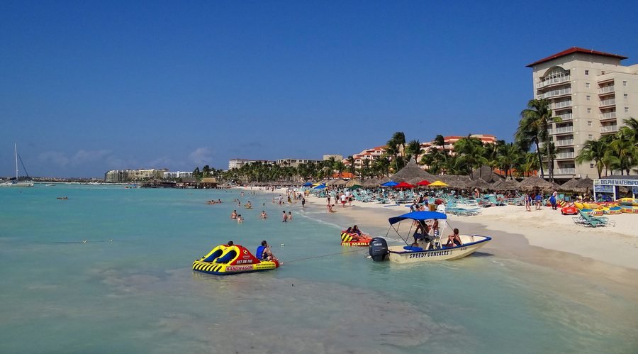 Palm Beach auf Aruba mit lebhafter Strand- und Hotelzone
