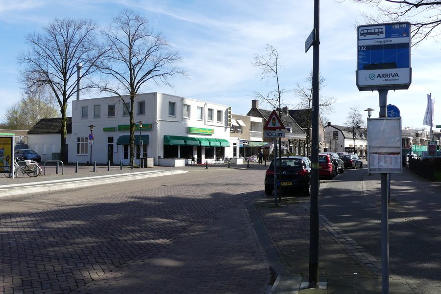 De Dorpstraat in Ulvenhout met bushalte en restaurant