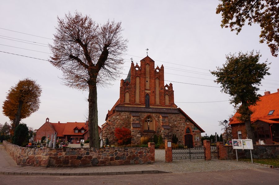 File:Kościół pw. Św. Barbary, wieś Kokoszkowy - panoramio.jpg