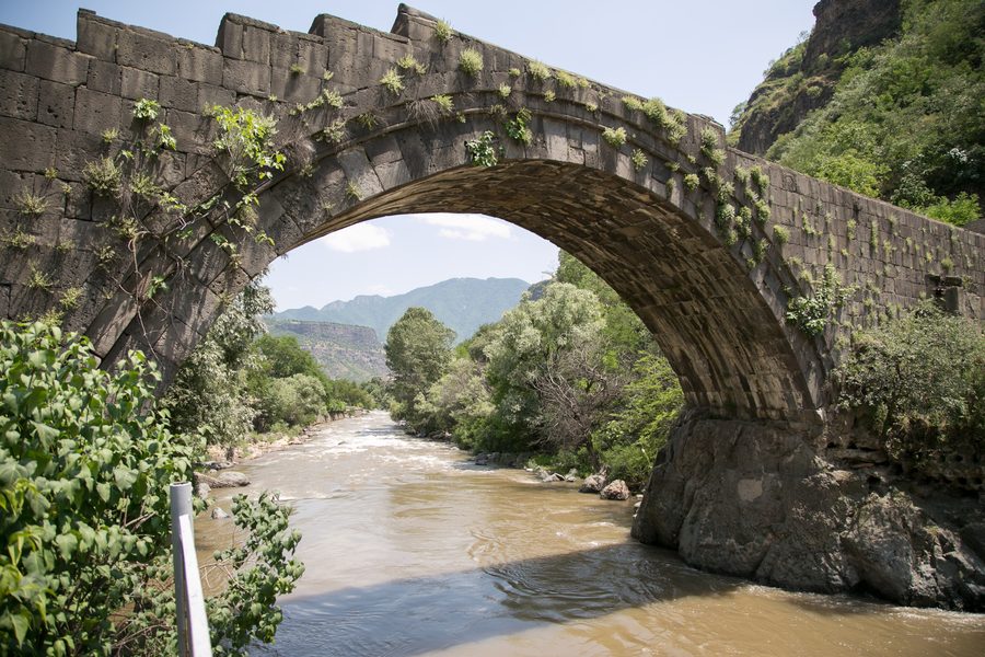 Historische Sanahin-Brücke im Umfeld von Alawerdi in Armenien