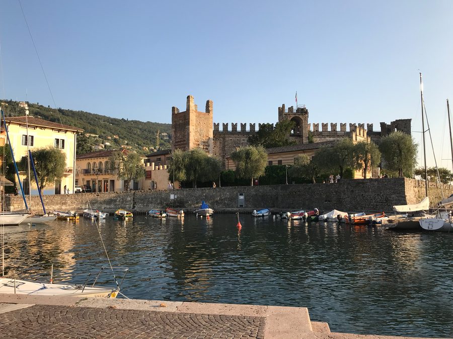 Das Castello Scaligero in Torri del Benaco vom Hafen aus gesehen.
