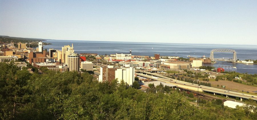 Downtown Duluth und die Uferlinie des Lake Superior