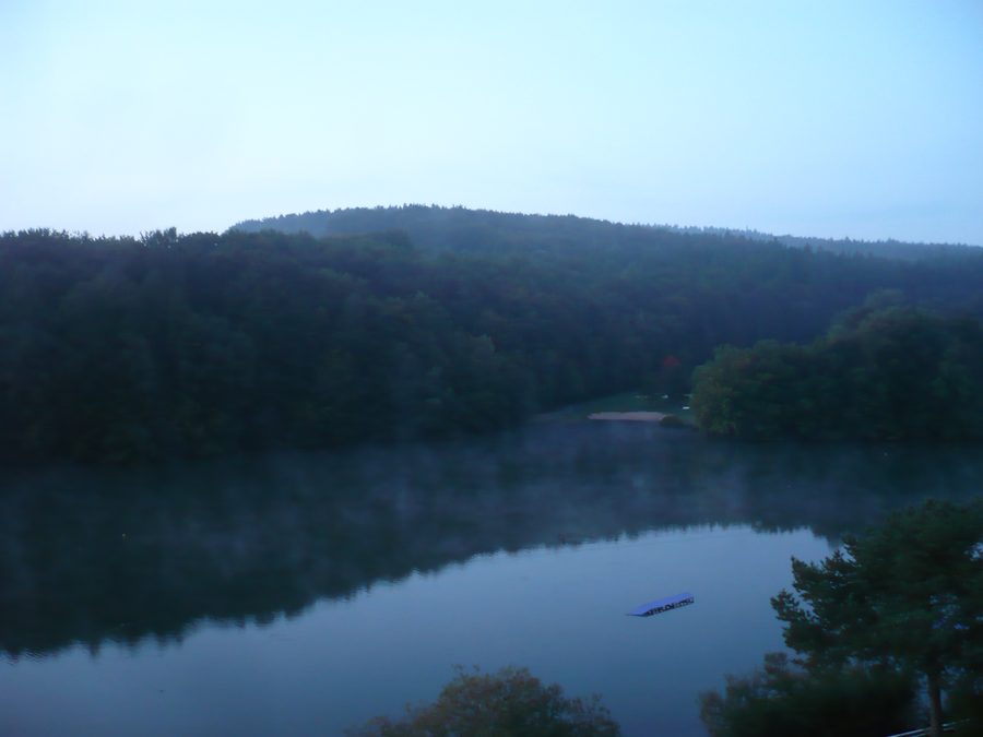 Ibrastausee im Seepark Kirchheim im Morgennebel mit Strand