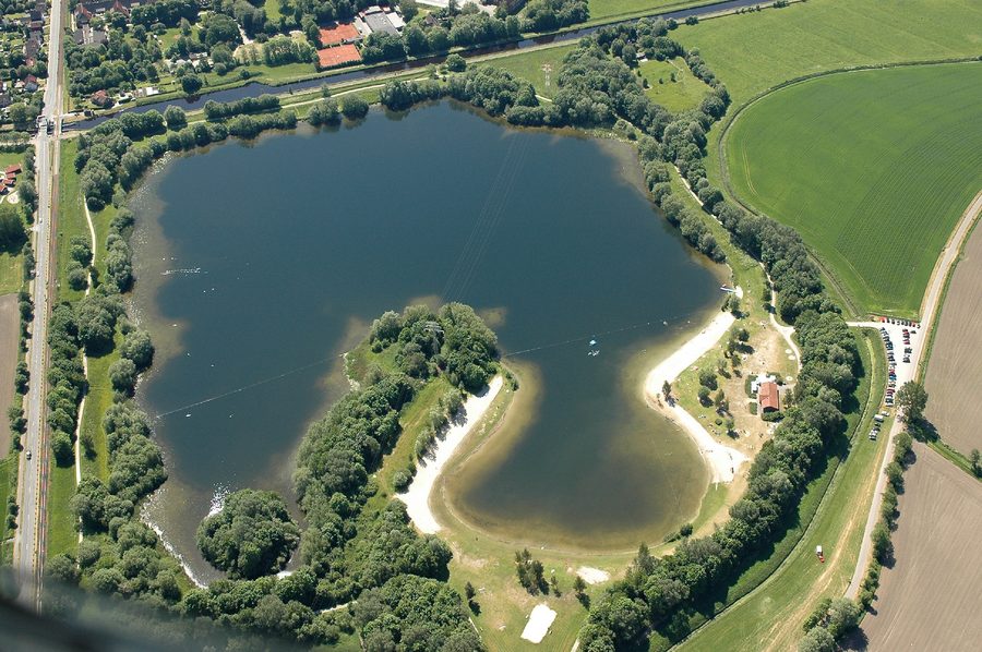 Luftaufnahme des Sander Sees in Sande im Landkreis Friesland