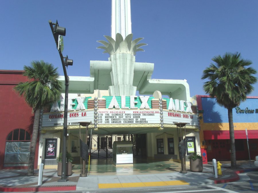 Außenansicht des 1925 errichteten Alex Theatre in Glendale, Kalifornien