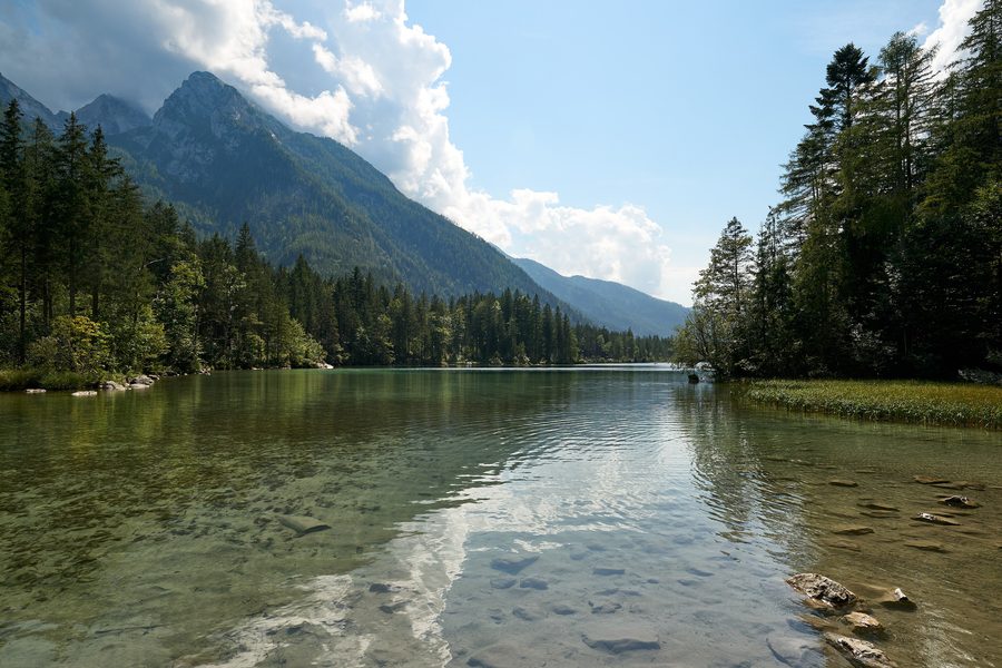 Hintersee in Ramsau bei Berchtesgaden vor alpiner Berglandschaft