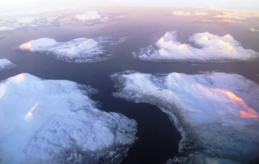 Luftaufnahme der Inseln Rolla und Andørja in der Fjordlandschaft von Ibestad