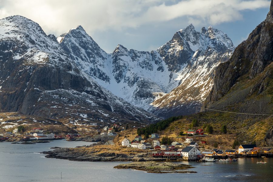 Fischerdörfer Tind und Å auf den Lofoten vor steilen Bergen.
