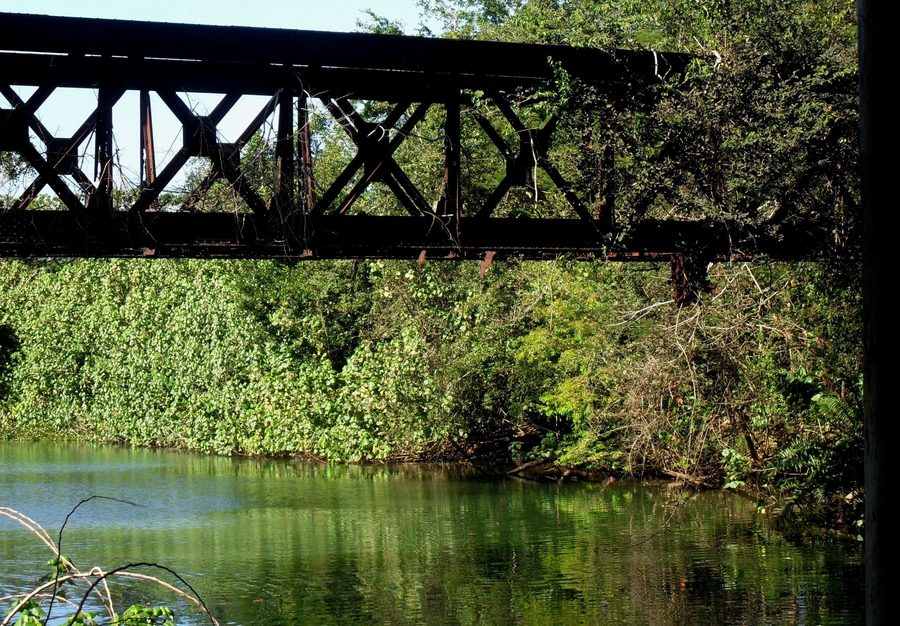 Ruinas de antiguo puente sobre el Río Guajataca en Quebradillas