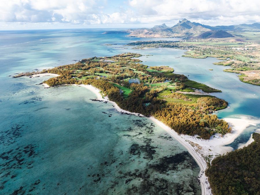 Île aux Cerfs vor Mauritius mit türkisfarbenem Wasser.