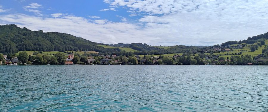 Weyregg am Attersee am Ufer des Attersees in Oberösterreich