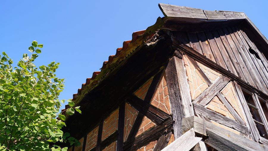 Kamionek Wielki, zabytkowy dom podcieniowy nr 30 z 1772 roku