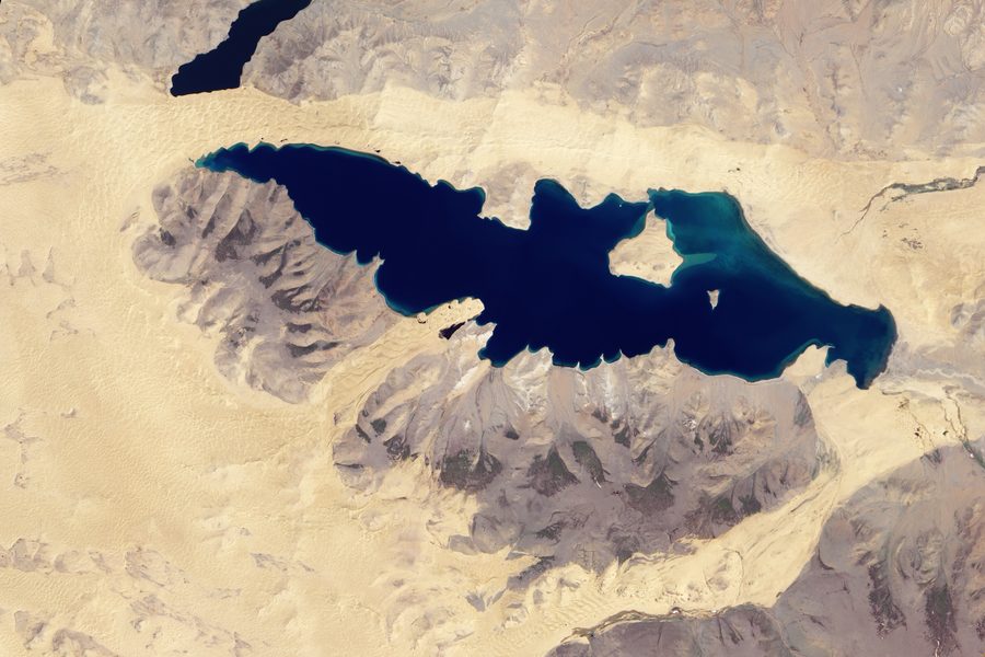 Har Nuur in der Mongolei mit Sanddünen am Seeufer