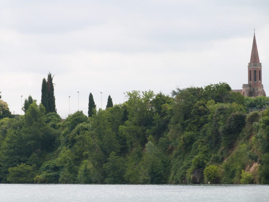 Clocher de l'église Saint-Martin à Terssac vu depuis une gabarre sur le Tarn