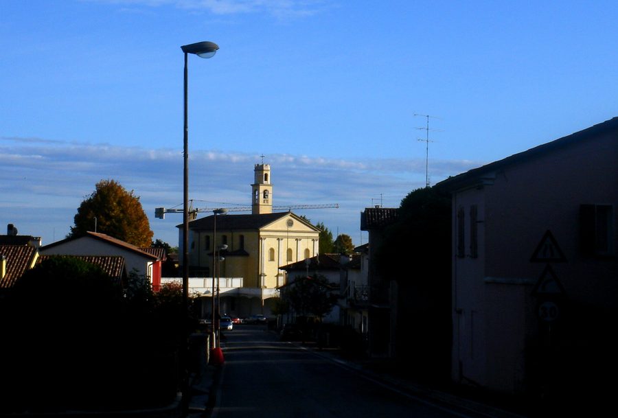 Blick auf das Zentrum von Villa di Villa mit der Pfarrkirche