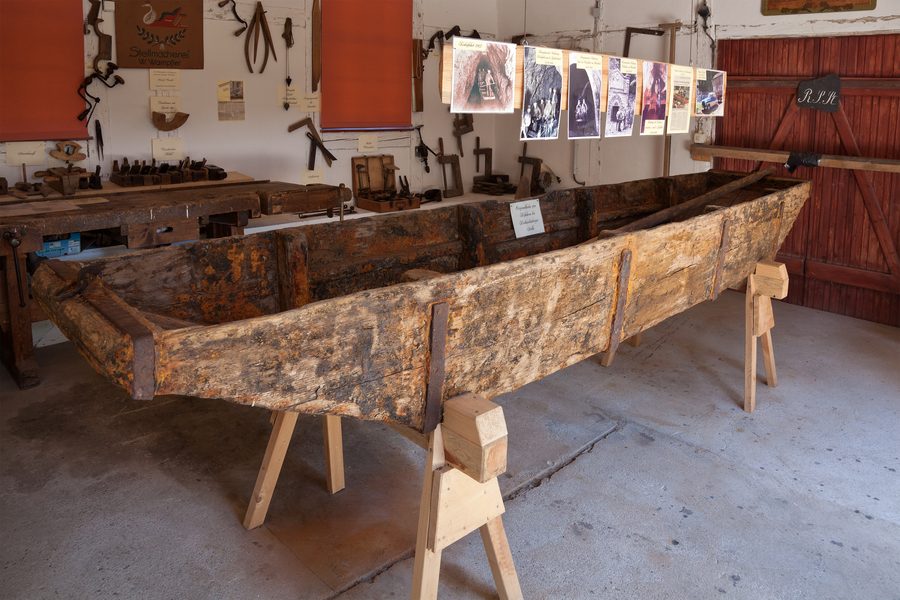 Historisches Boot in der Zimmererei am Lichtloch 4 des Rothschönberger Stollns in Reinsberg
