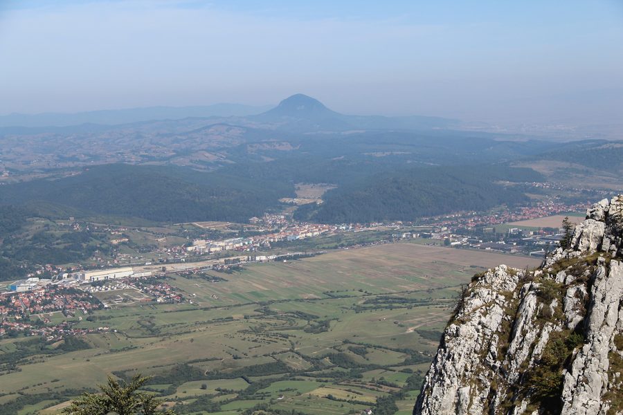 Blick auf den Bergstock Măgura Codlei vom Gipfel der Măgura Mică bei Zărnești