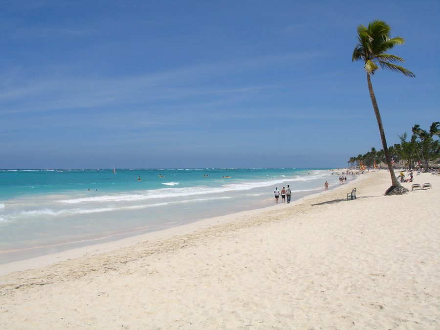 Playa Bávaro mit Sandstrand an der Küste von Bávaro in der Dominikanischen Republik