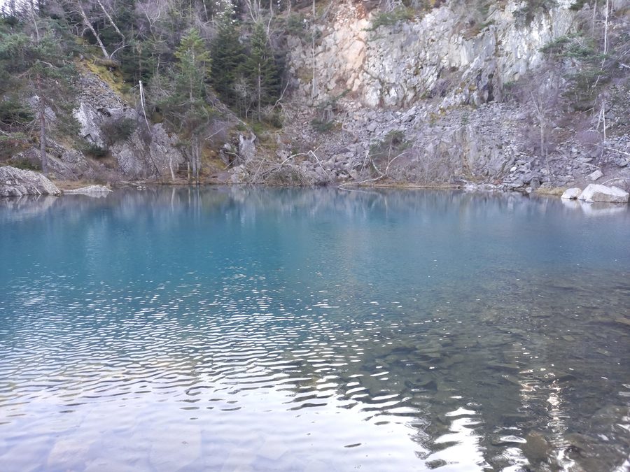 Le lac bleu de Champclause entouré de parois rocheuses
