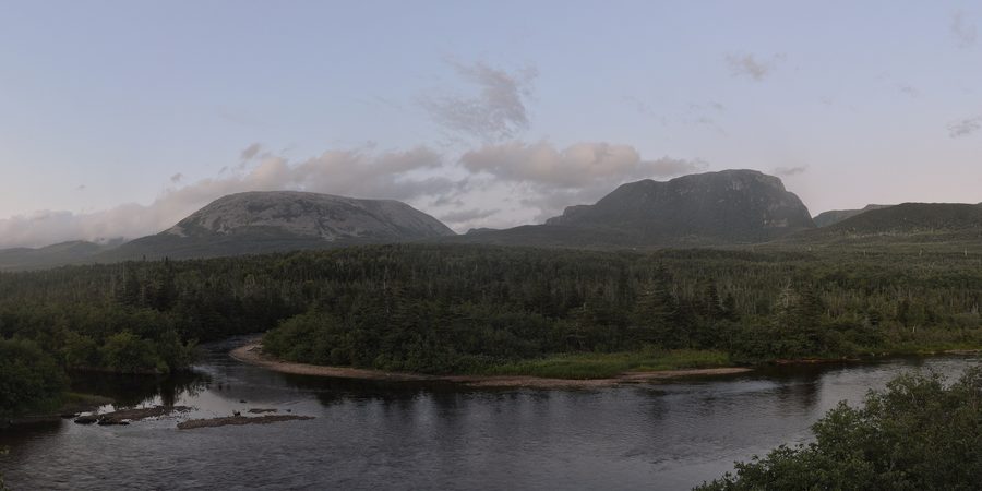 Berg- und Küstenlandschaft im Gros-Morne-Nationalpark mit Old Crow im Hintergrund