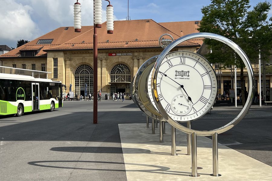 Markante Tissot-Uhr am Bahnhof von La Chaux-de-Fonds