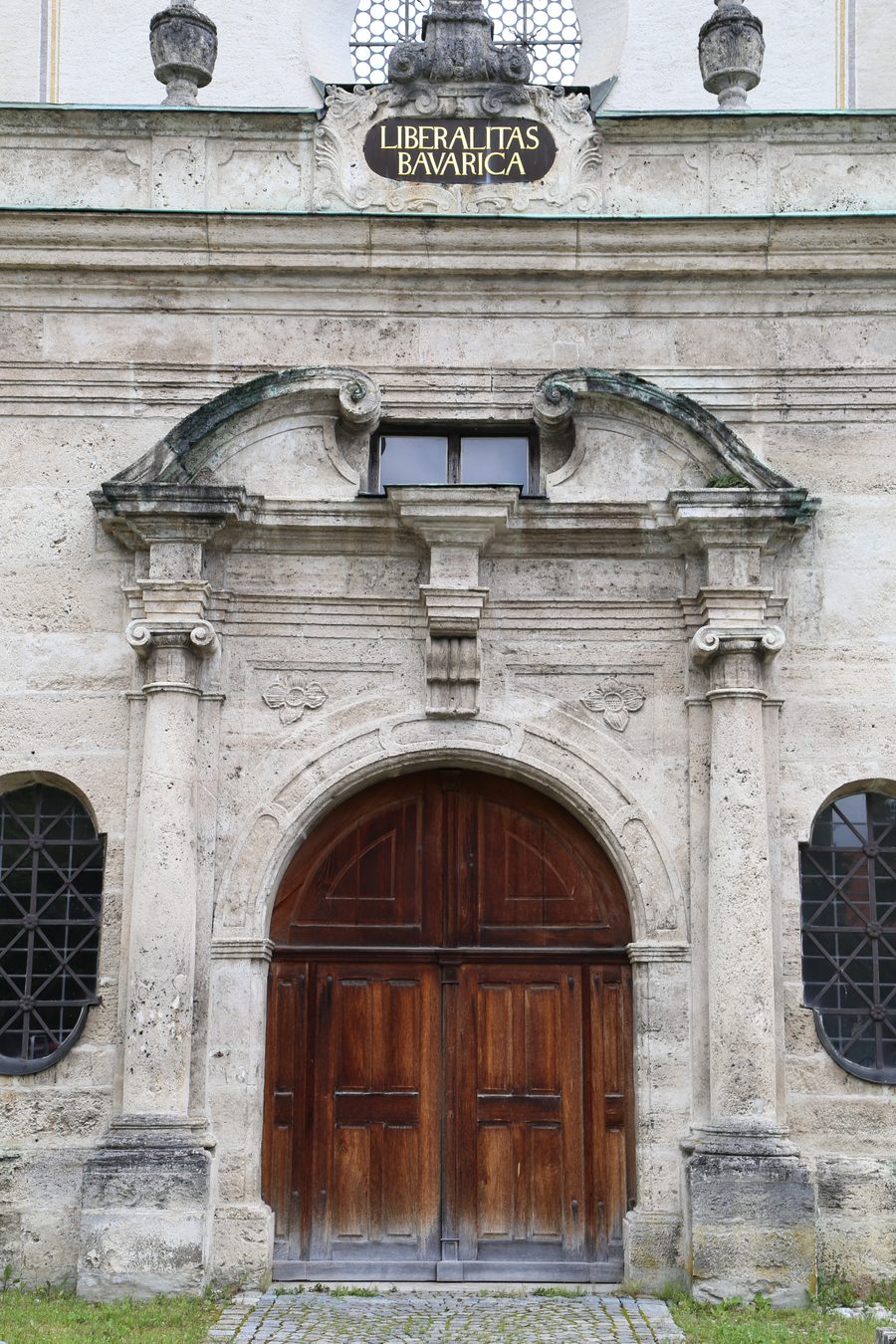 Portal der Pfarrkirche Heilig Kreuz in Polling