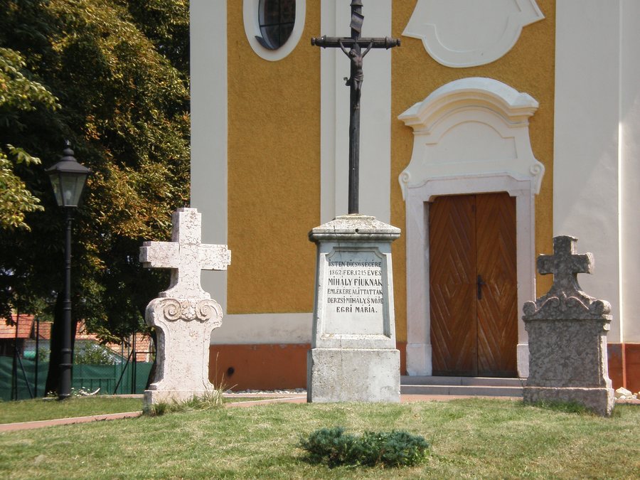 File:Győrzámoly - a katolikus templom előtere.JPG
