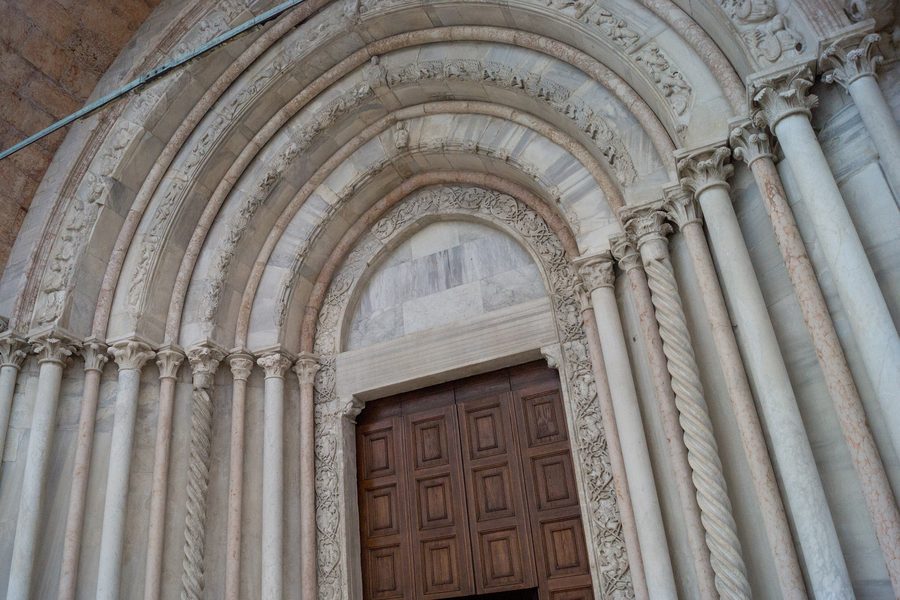 Westportal des Doms San Ciriaco in Ancona, Italien