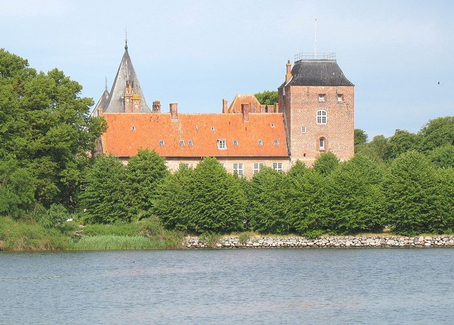 Aalholm Castle vom Wasser aus gesehen