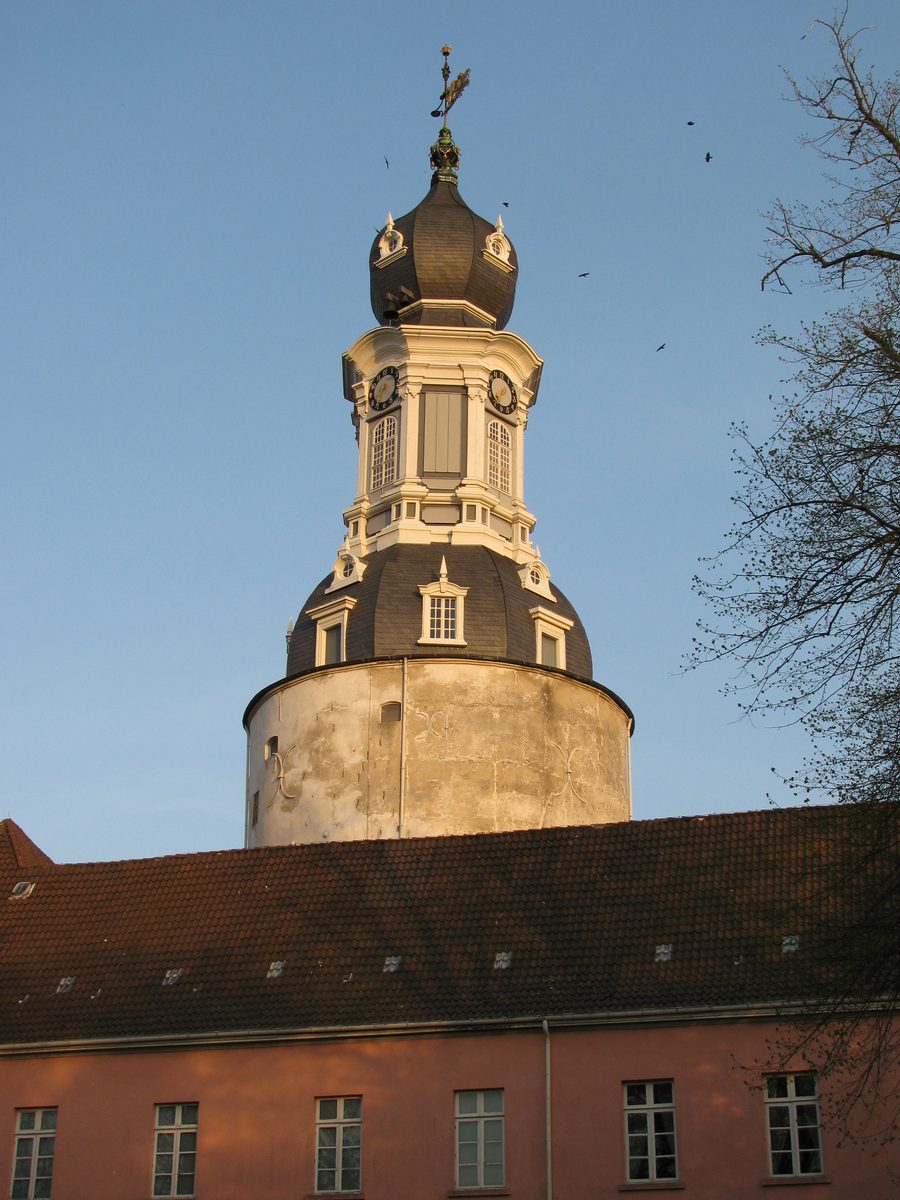Schloss Jever mit markanter Turmhaube, Ansicht von Südwesten