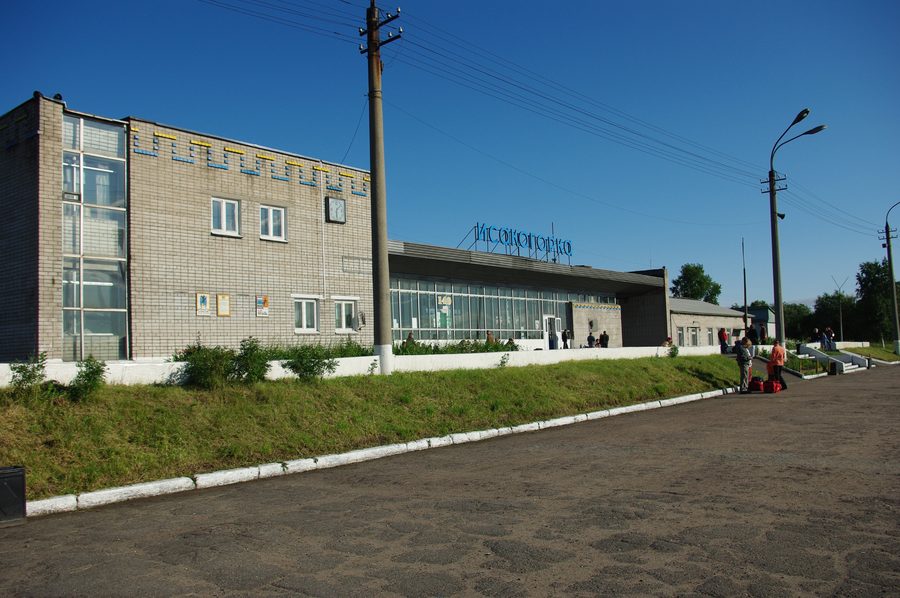 Bahnhofsgebäude von Isakogorka im Sommer