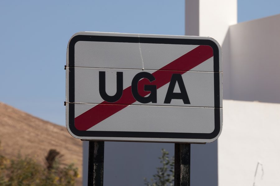 Uga auf Lanzarote mit weißen Häusern vor der Vulkanlandschaft