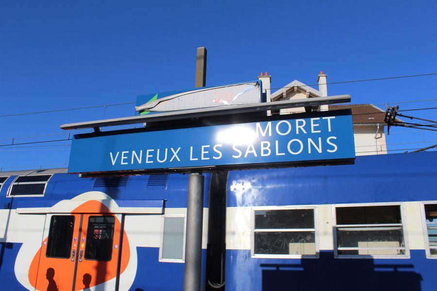Außenansicht des Bahnhofs Moret–Veneux-les-Sablons in Moret-Loing-et-Orvanne.