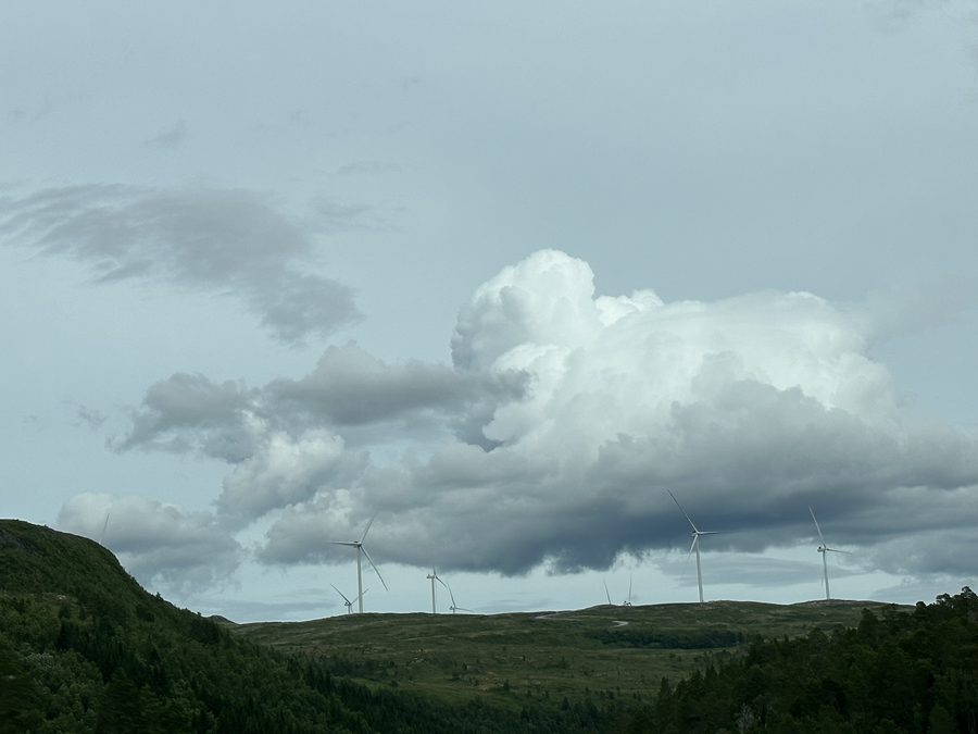 Geitfjellet-Windpark in der Landschaft der früheren Kommune Snillfjord in Trøndelag