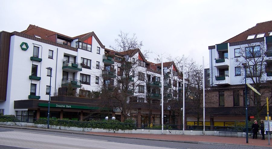 Hochdahler Markt mit mehreren Gebäuden in Erkrath