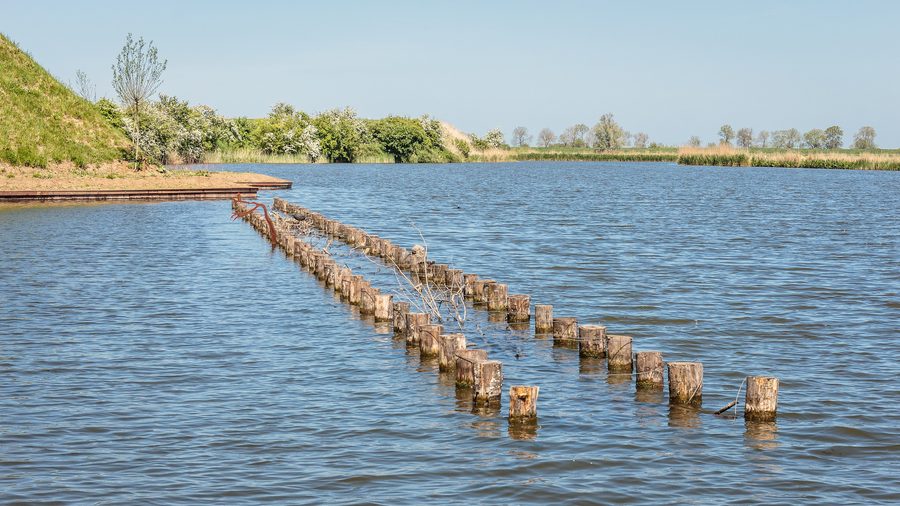 Blick von der östlichen Festungswallanlage über den Festungsgraben in Muiden