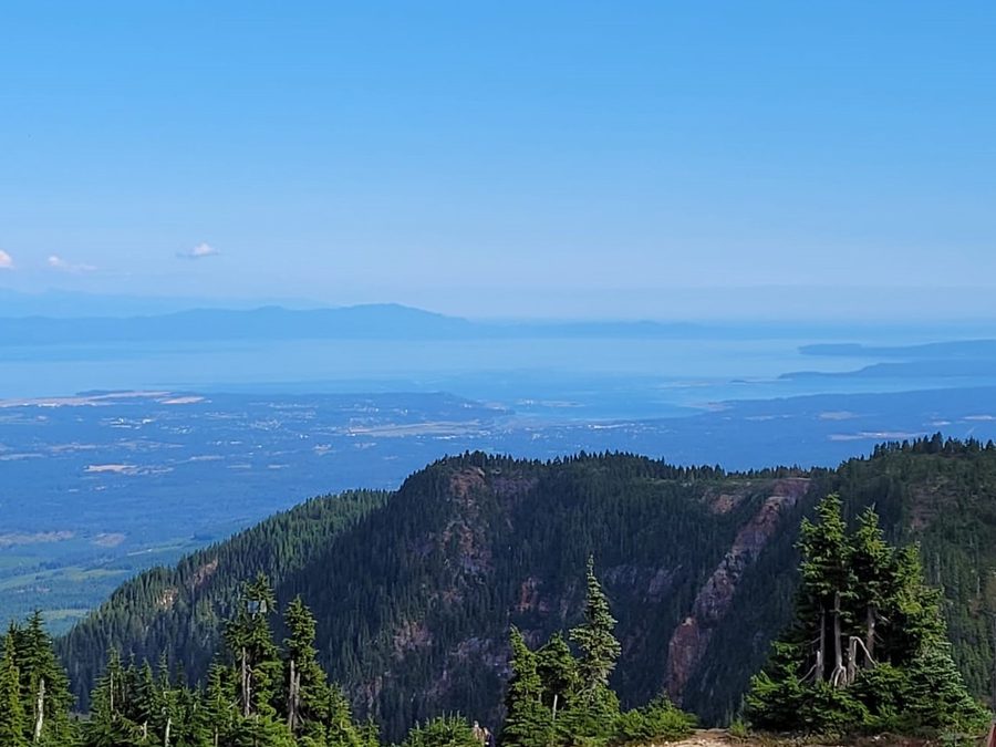Blick über das Comox Valley vom Mount Washington mit der Strait of Georgia und Texada Island im Hintergrund.