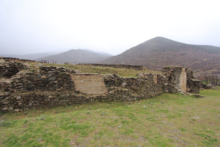 File:Mur nord del castell de València d'Àneu, Pallars Sobirà.jpg