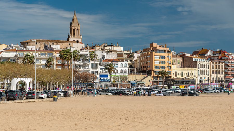File:Palamós - view from beach.jpg