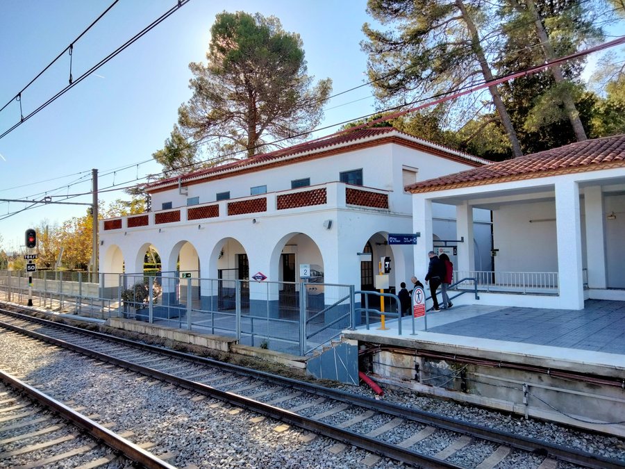 File:01 Estació dels FGC de les Fonts (Terrassa).jpg