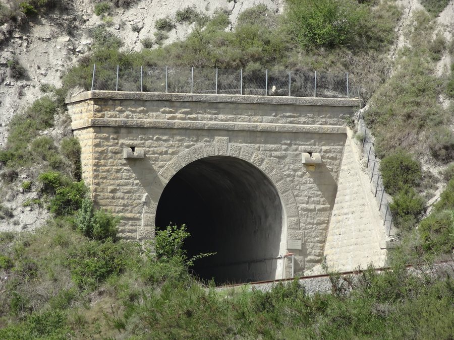 File:Rail tunnel - Salàs de Pallars - Tremp 02.JPG