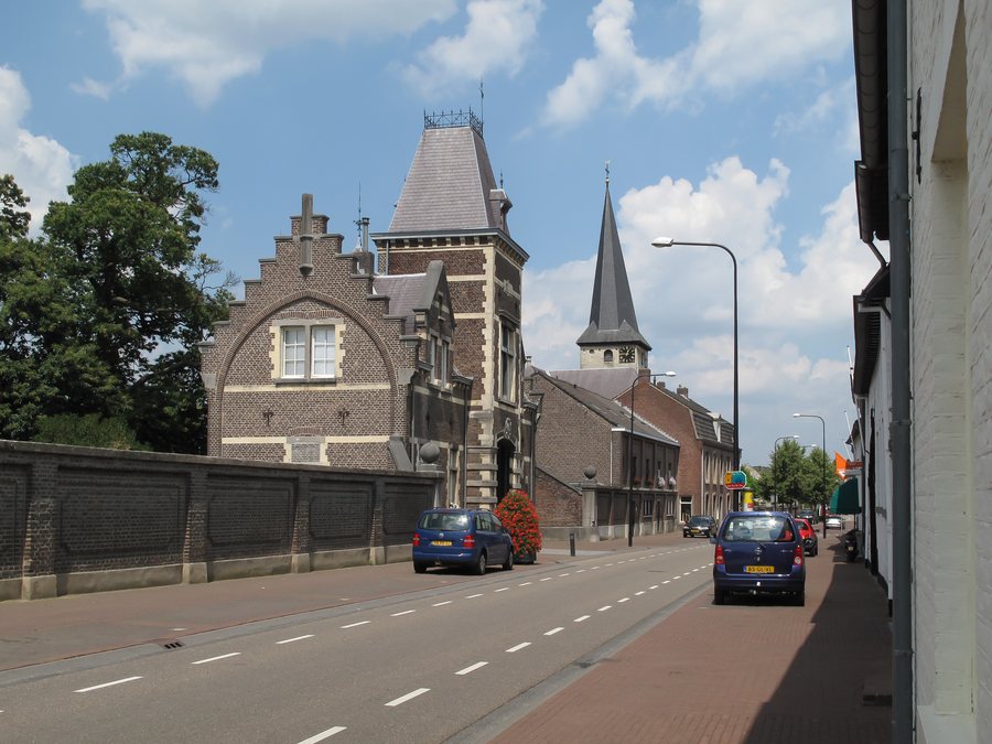 File:Gronsveld, straatzicht met kerk foto2 2010-07-11 12.44.JPG