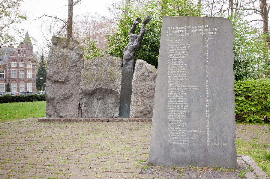 File:Oorlogsmonument Hoeven gemeente Halderberge.jpg